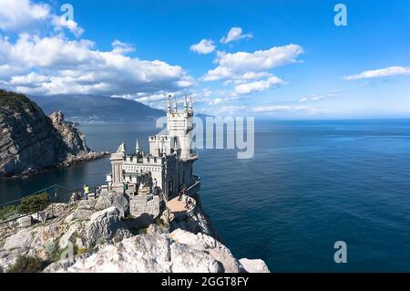 Il nido di rondine è un antico castello su una roccia, il simbolo della Repubblica di Crimea sullo sfondo del mare blu. Yalta Foto Stock