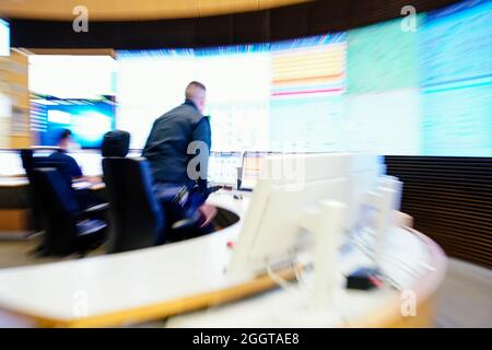 Karlsruhe, Germania. 18 ago 2021. I dipendenti della società energetica EnBW lavorano davanti ai monitor del centro di controllo nell'unità 8 della centrale a vapore Rheinhafen di Karlsruhe (RDK 8). La vita quotidiana in una centrale elettrica è di routine. La tensione aumenta quando vengono ricevuti i rapporti di malfunzionamento. Per i lavoratori delle centrali elettriche, vi è un'ulteriore complicazione: Cambi di turno costanti e lavoro notturno. Credit: Uwe Anspach/dpa/Alamy Live News Foto Stock