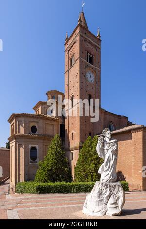 L'abbazia medievale di Monte Oliveto maggiore, con la statua in marmo bianco di San Benedetto in primo piano, e il campanile sullo sfondo Foto Stock