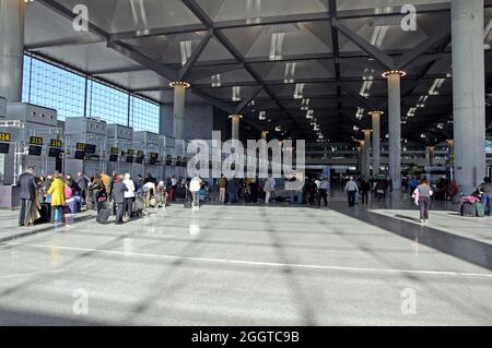 I passeggeri in attesa di effettuare il check-in per i voli in terminale tre lounge di partenza all'aeroporto di Malaga, Malaga, Costa del Sol, Spagna. Foto Stock