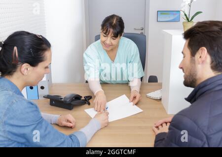 giovane coppia all'ufficio medici durante una visita Foto Stock