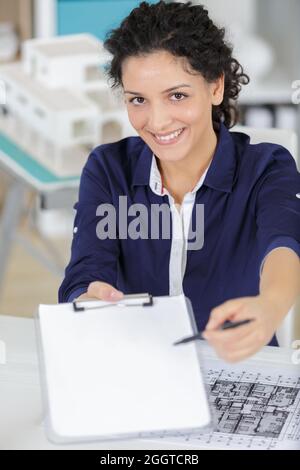 direttore aziendale femminile che spiega i termini del contratto di lavoro per i nuovi dipendenti Foto Stock