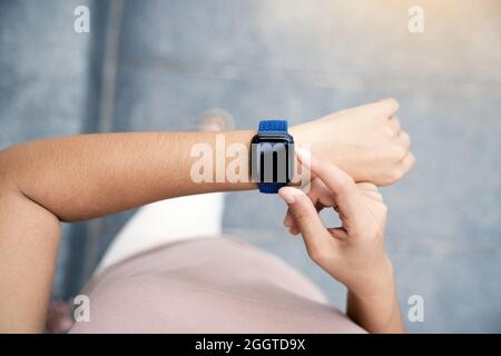 primo piano con lo smartwatch nella vista superiore Foto Stock