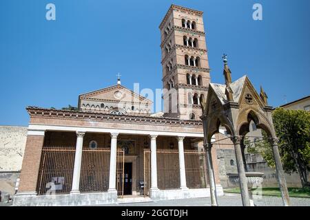 Grottaferrata, Italia - agosto 16 2021 - la chiesa, il campanile e la fontana liturgica il Paradiso nel Monastero exarchico di Santa Maria i. Foto Stock