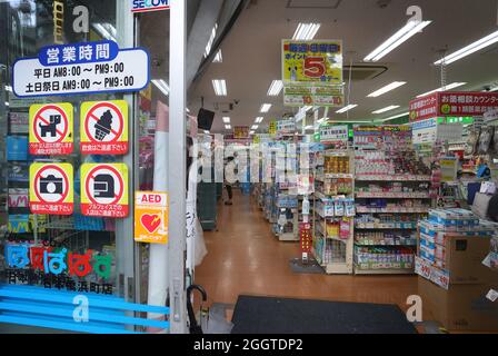 Tokio, Giappone. 03 Settembre 2021. Una donna si trova in un supermercato nel quartiere Nihionbashi. Credit: Karl-Josef Hildenbrand/dpa/Alamy Live News Foto Stock