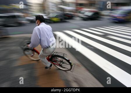 Tokio, Giappone. 03 Settembre 2021. Un uomo guida una bicicletta nel quartiere Nihionbashi. Credit: Karl-Josef Hildenbrand/dpa/Alamy Live News Foto Stock