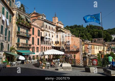 Nemi, Italia - agosto 16 2021 - Nemi è un piccolo villaggio vicino a Roma nella zona dei Castelli Romani Foto Stock