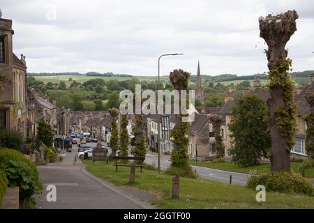 Burford, Oxfordshire, UK 05 13 2020 viste della High Street a Burford, Oxfordshire, Regno Unito Foto Stock