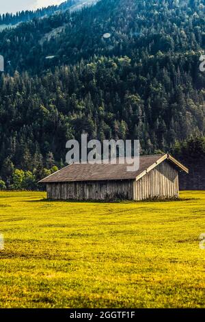 Una casa in legno in autunno su una collina in montagna. Foto Stock