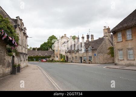 Burford, Oxfordshire, Regno Unito 05 13 2020 viste dalla High Street a Burford, Oxfordshire, Regno Unito Foto Stock