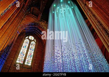 Cattedrale Chiesa di Cristo a Liverpool e scultura leggera Pace Doves è un'installazione d'arte di partecipazione di massa creata dalla famosa scultura e. Foto Stock