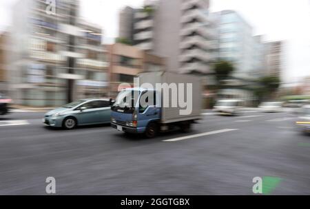 Tokio, Giappone. 03 Settembre 2021. Auto guidare su una strada nel quartiere Nihionbashi. Credit: Karl-Josef Hildenbrand/dpa/Alamy Live News Foto Stock