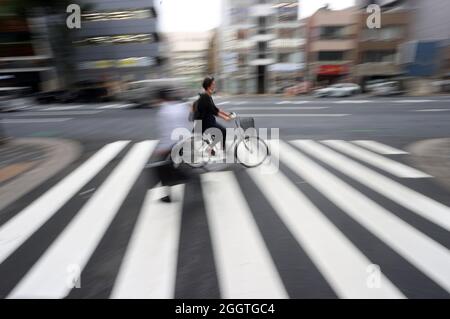 Tokio, Giappone. 03 Settembre 2021. La gente attraversa una traversata di zebra nel distretto di Nihionbashi. Credit: Karl-Josef Hildenbrand/dpa/Alamy Live News Foto Stock