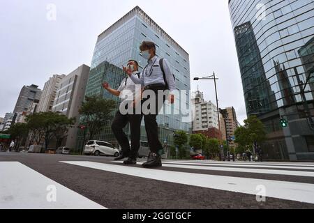 Tokio, Giappone. 03 Settembre 2021. Due uomini attraversano un crosswalk nel quartiere Nihionbashi. Credit: Karl-Josef Hildenbrand/dpa/Alamy Live News Foto Stock