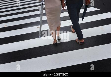 Tokio, Giappone. 03 Settembre 2021. Un Freu e un uomo attraversano un crosswalk nel quartiere Nihionbashi. Credit: Karl-Josef Hildenbrand/dpa/Alamy Live News Foto Stock