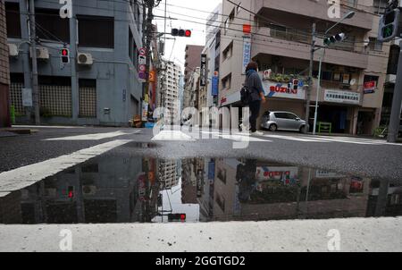 Tokio, Giappone. 03 Settembre 2021. Una strada nel quartiere Nihionbashi si riflette in una pozza di pioggia. Credit: Karl-Josef Hildenbrand/dpa/Alamy Live News Foto Stock