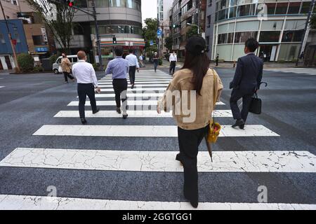 Tokio, Giappone. 03 Settembre 2021. La gente attraversa una traversata di zebra nel distretto di Nihionbashi. Credit: Karl-Josef Hildenbrand/dpa/Alamy Live News Foto Stock