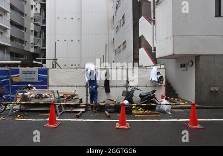 Tokio, Giappone. 03 Settembre 2021. Un uomo lavora in un cantiere nel quartiere Nihionbashi. Credit: Karl-Josef Hildenbrand/dpa/Alamy Live News Foto Stock