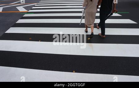 Tokio, Giappone. 03 Settembre 2021. Un Freu e un uomo attraversano un crosswalk nel quartiere Nihionbashi. Credit: Karl-Josef Hildenbrand/dpa/Alamy Live News Foto Stock