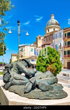 Monumento "il Prezzo della Pace" in Piazza Plebiscito a Ortona. Foto Stock