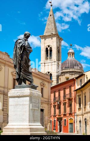 Statua di Ovidio in Piazza XX Settembre, Sulmona, Italia Foto Stock
