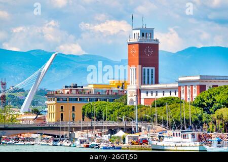 Vista sul municipio di Pescara e gli edifici circostanti, Pescara, Italia Foto Stock