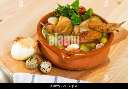 Solyanka con quaglie, prosciutto, olive Foto Stock