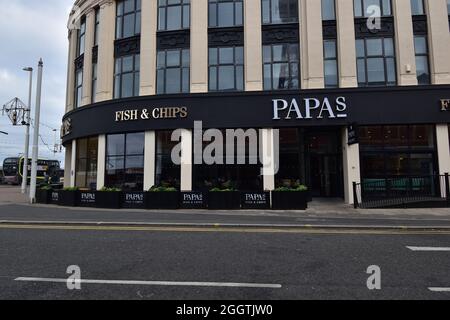 Ristorante Papas Fish & chip, situato sul lungomare di Blackpool Foto Stock