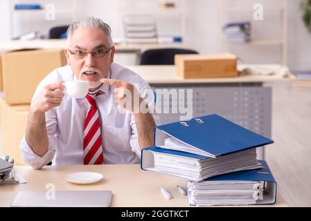 Vecchio dipendente in movimento Foto Stock