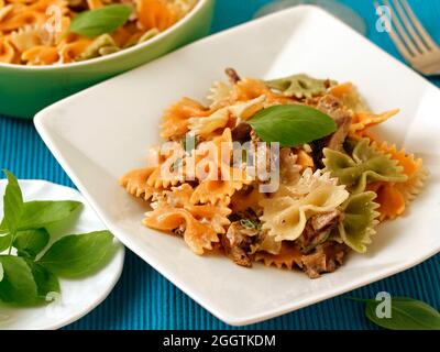 FARFALLE con funghi. Foto Stock