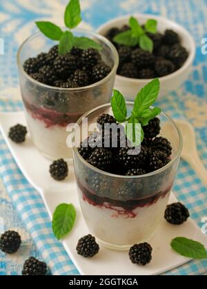 Budino di riso e more. Foto Stock