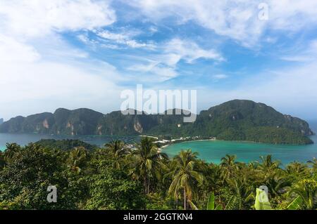 Vintage retrò Hipster stile di viaggio immagine di viaggio vacanza sfondo - isola tropicale con resort - Phi-Phi isola, provincia di Krabi, Thailandia Foto Stock