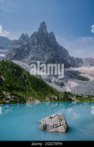 Mattinata con cielo limpido sul Lago di Sorapis nelle Dolomiti italiane, il lago di Sorapis, il lago di Sorapis, le Dolomiti, l'Italia. Foto Stock