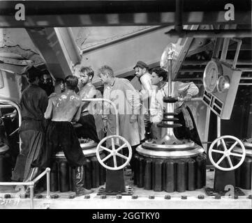 LIONEL BARRYMORE e LLOYD HUGHES con Crew membri riparare danneggiato sottomarino nella MISTERIOSA ISOLA 1929 regista LUCIEN HUBBARD romanzo Jules Verne sceneggiatura Lucien Hubbard art regia Cedric Gibbons tutto Technicolor Silent Movie con sequenze parlanti Metro Goldwyn Mayer Foto Stock