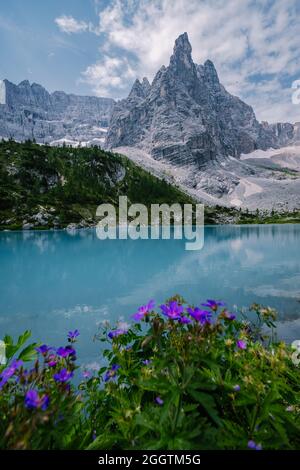 Mattinata con cielo limpido sul Lago di Sorapis nelle Dolomiti italiane, il lago di Sorapis, il lago di Sorapis, le Dolomiti, l'Italia. Foto Stock