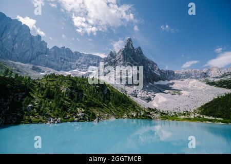 Mattinata con cielo limpido sul Lago di Sorapis nelle Dolomiti italiane, il lago di Sorapis, il lago di Sorapis, le Dolomiti, l'Italia. Foto Stock