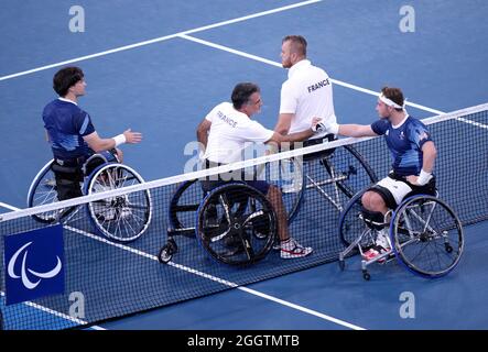 Picolas Peifer (al centro a destra) e Stephane Houdet (al centro a sinistra) si congratulano con Gordon Reid (a sinistra) e Alfie Hewett, dopo aver vinto la medaglia d'oro Men's Doubles all'Ariake Tennis Park durante il giorno dieci dei Giochi Paralimpici di Tokyo 2020 in Giappone. Data foto: Venerdì 3 settembre 2021. Foto Stock