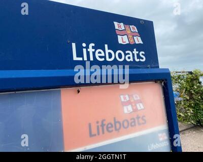 MINEHEAD, Regno Unito - Agosto 2021: RNLI Lifeboat insegne fuori da una stazione di guardia dei costi Foto Stock
