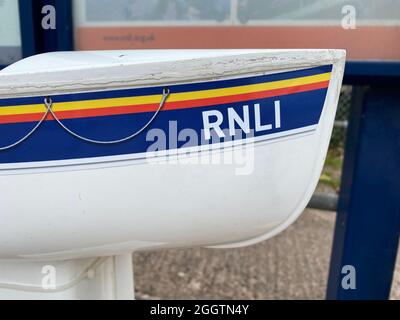 MINEHEAD, Regno Unito - Agosto 2021: RNLI Lifeboat insegne fuori da una stazione di guardia dei costi Foto Stock