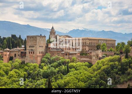 Vista da tutta la valle verso l'Alhambra a Granada Spagna. Questo forte risale alla metà del 13 ° secolo Foto Stock