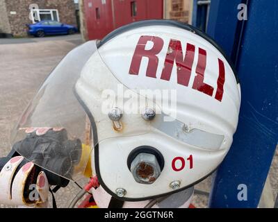 MINEHEAD, Regno Unito - Agosto 2021: RNLI Lifeboat insegne fuori da una stazione di guardia dei costi Foto Stock