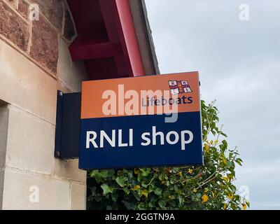 MINEHEAD, Regno Unito - Agosto 2021: RNLI Lifeboat insegne fuori da una stazione di guardia dei costi Foto Stock