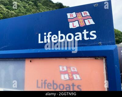 MINEHEAD, Regno Unito - Agosto 2021: RNLI Lifeboat insegne fuori da una stazione di guardia dei costi Foto Stock