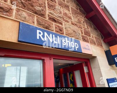 MINEHEAD, Regno Unito - Agosto 2021: RNLI Lifeboat insegne fuori da una stazione di guardia dei costi Foto Stock