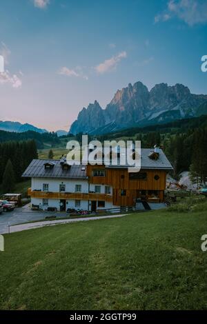 Cortina d'Ampezzo vista panoramica sulla città con paesaggio verde alpino e massicce Alpi dolomitiche sullo sfondo. Provincia di Belluno, Alto Adige, Italia Dolomiti Foto Stock