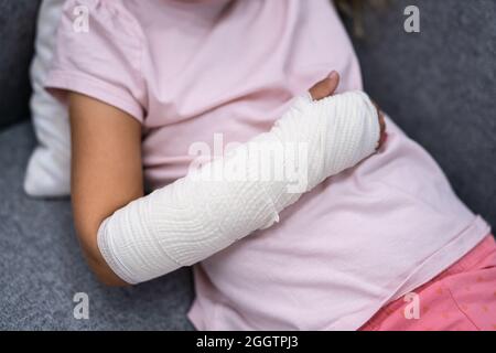 Bambina giovane con frattura del braccio e Cast Foto Stock