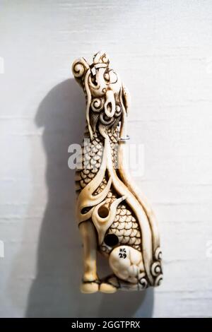 Netsuke figurine Kirin di Yamaguchi Okatomo Ivory 1770-1800 Foto Stock