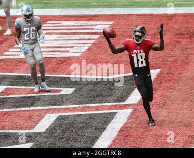 Atlanta, Stati Uniti. 25 ottobre 2020. Atlanta Falcons ampio ricevitore Calvin Ridley (18) supera Detroit Lions sicurezza Duron Harmon per un touchdown durante il secondo trimestre di domenica 25 ottobre 2020, al Mercedes-Benz Stadium di Atlanta. (Foto di Curtis Compton/Atlanta Journal-Constitution/TNS/Sipa USA) Credit: Sipa USA/Alamy Live News Foto Stock