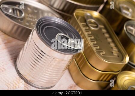 Primo piano di lattine metalliche con anello di trazione su superficie di legno Foto Stock