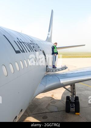 Hannover, Germania. 03 Settembre 2021. Fabrizio Sepe (l), Amministratore Delegato del Parco Serengeti, guarda le ali del suo nuovo Airbus A310 10 23. L'Airbus è stato utilizzato l'ultima volta per evacuare le persone dall'Afghanistan e doveva essere smantellato. Seregenti Park ha acquistato l'aereo e ha in programma di trasformarlo in un ristorante, che sarà aperto nell'estate del 2022. Credit: OLE Spata/dpa/Alamy Live News Foto Stock